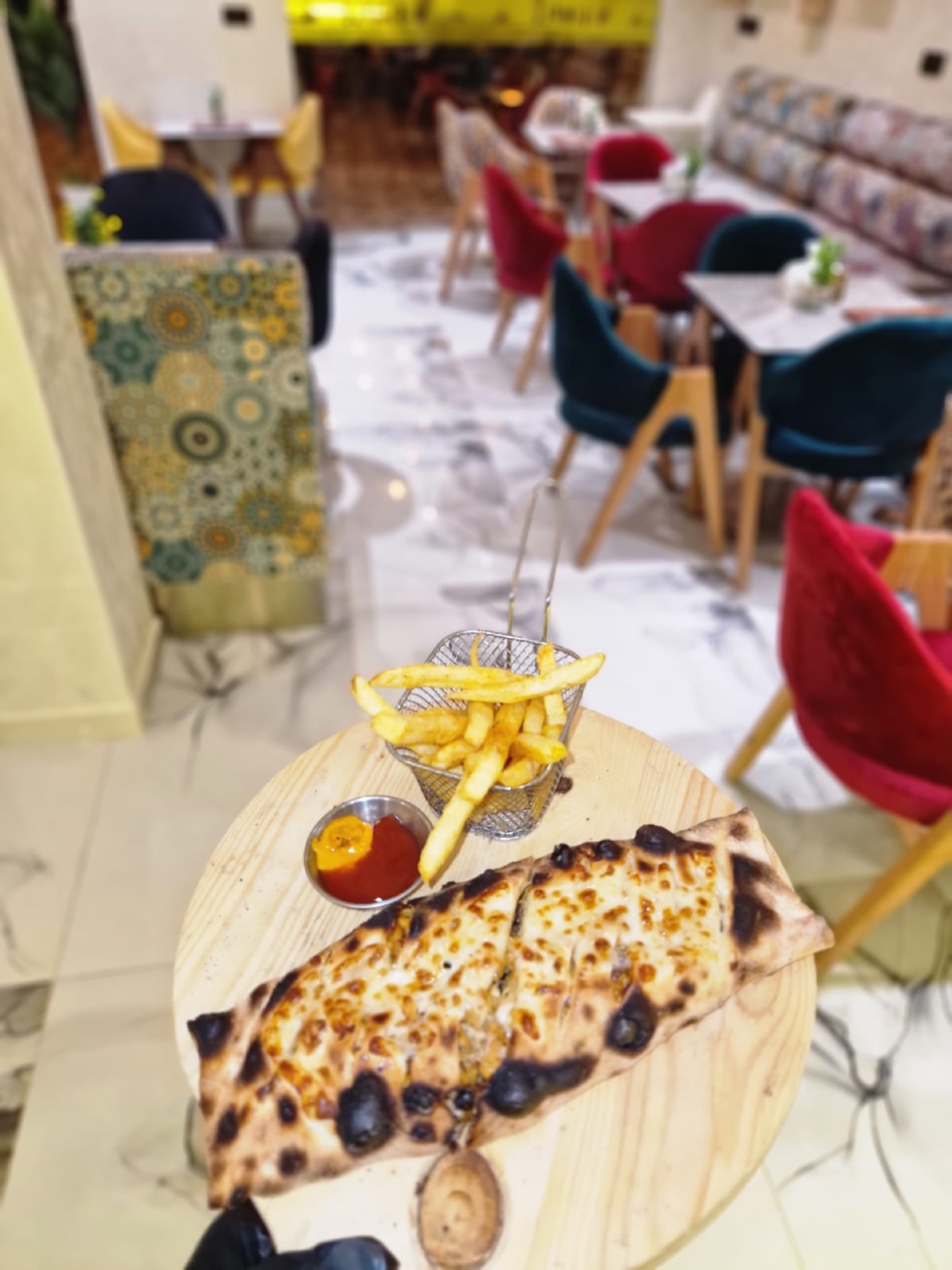 Boguito grillé accompagné de frites croustillantes chez M-SIMPLE