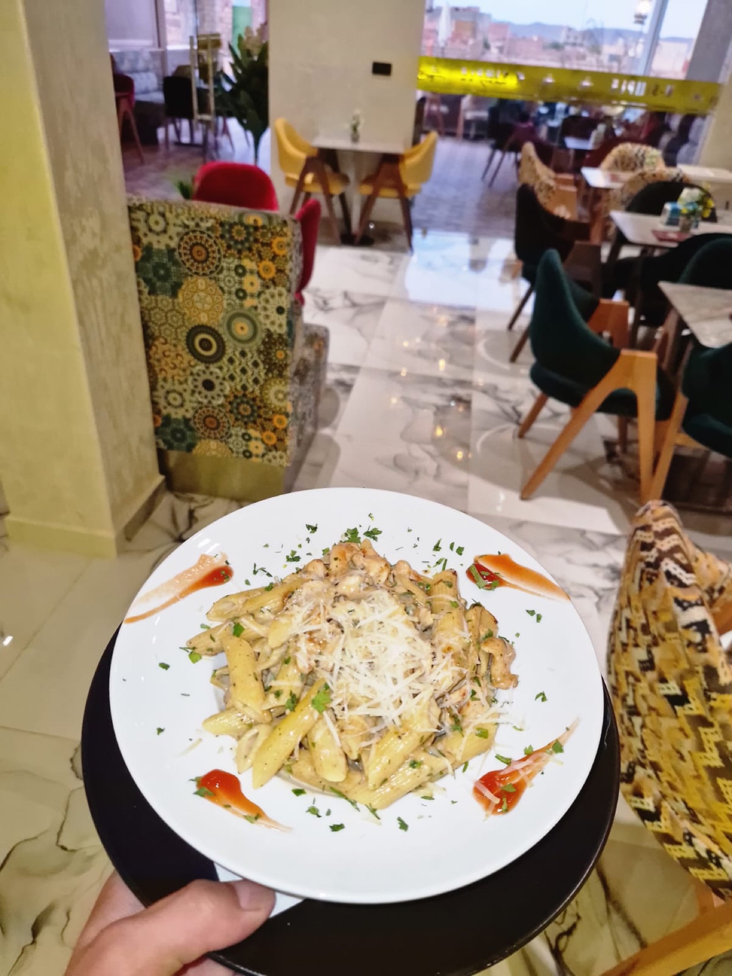Plat de pâtes servi dans la salle du restaurant M-SIMPLE avec vue sur la terrasse