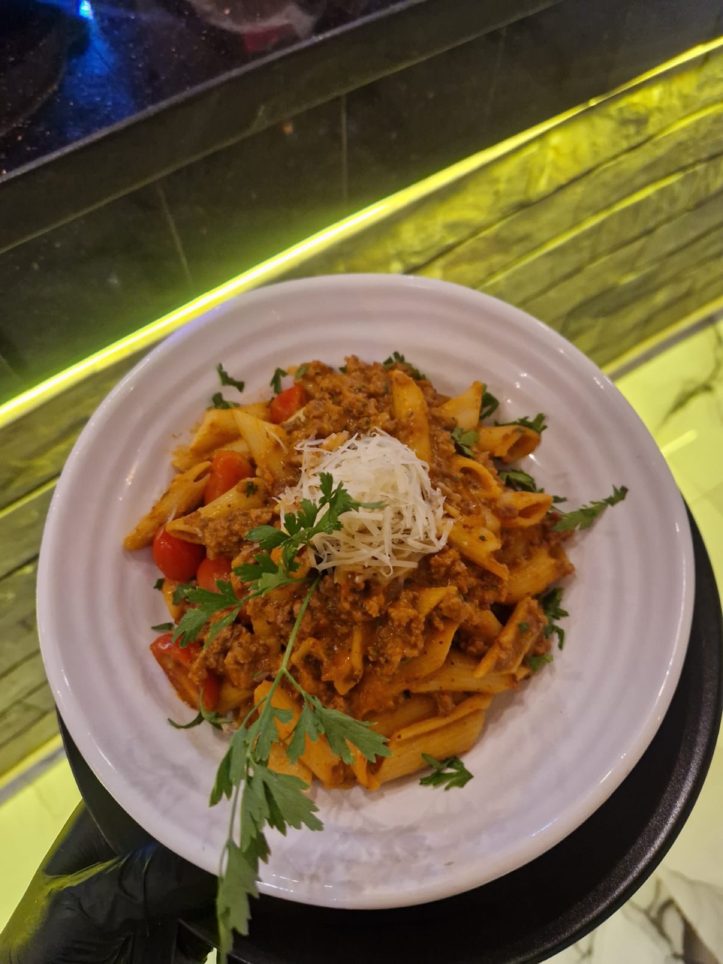 Penne à la bolognaise avec parmesan servies chez M-SIMPLE