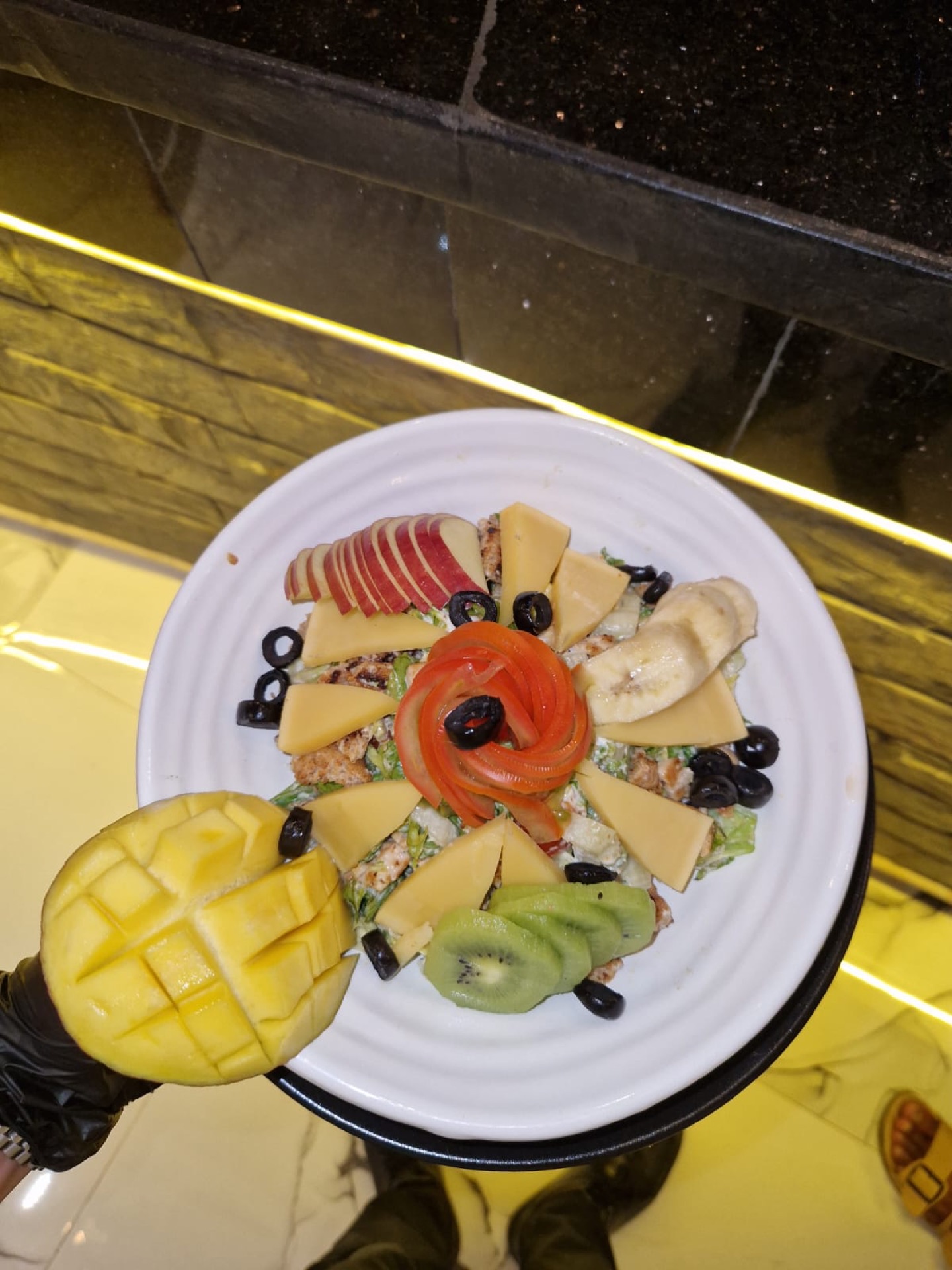 Salade signature M-SIMPLE aux fruits frais et fromage