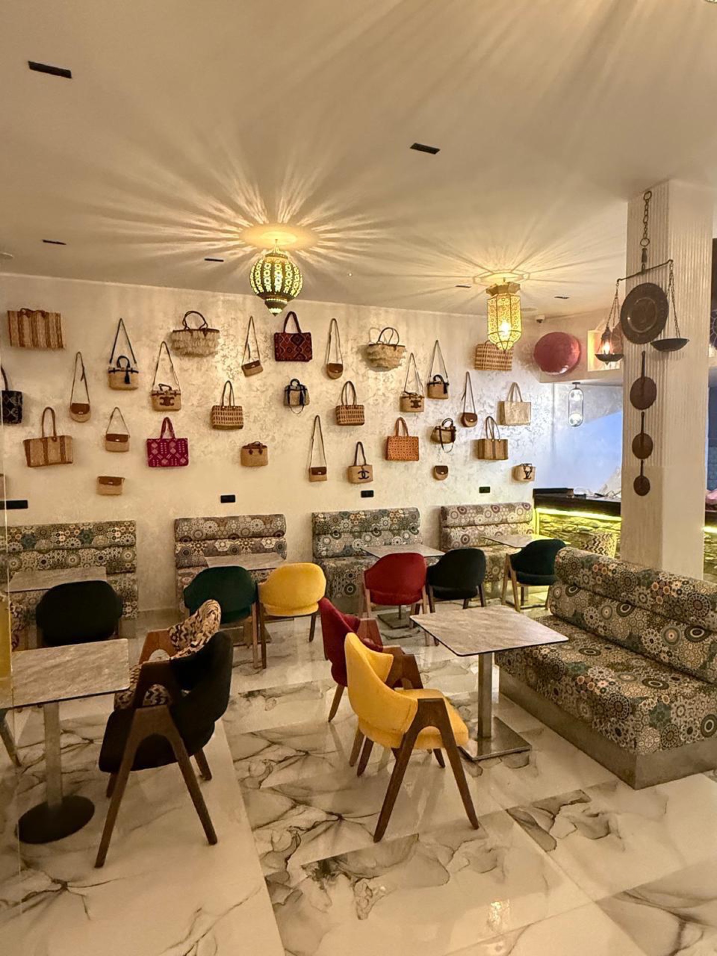 Mur décoré d'artisanat et banquettes zellige de la salle M-SIMPLE