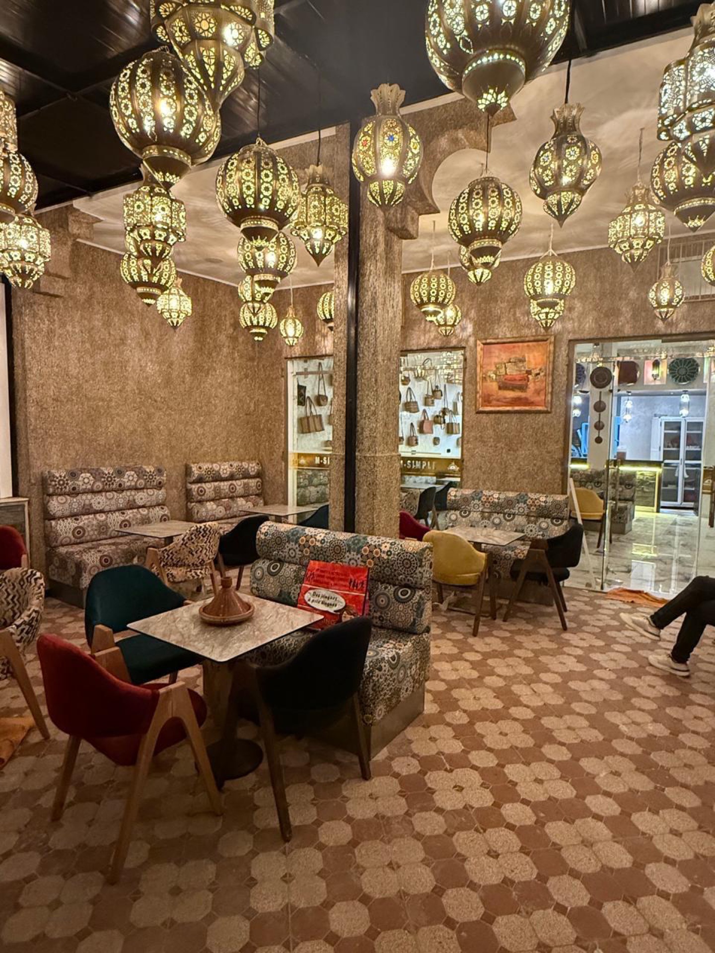 Plafond de lanternes marocaines dorées dans la salle du restaurant M-SIMPLE